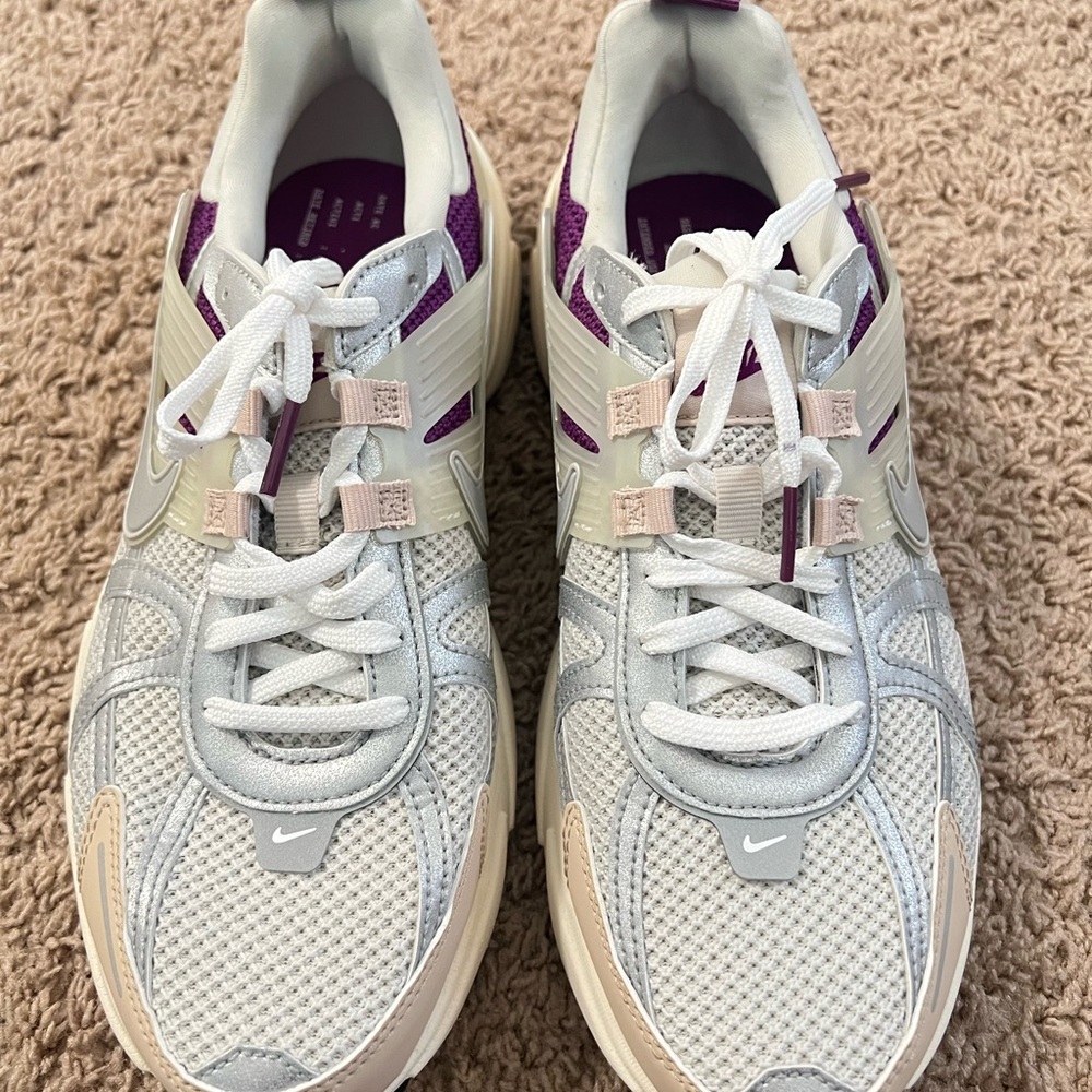 NEW Nike V2K sneakers - Picture 4 of 5